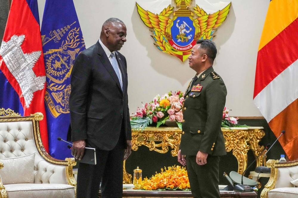 Министр обороны США встретился с камбоджийским премьер-министром в Пномпенье