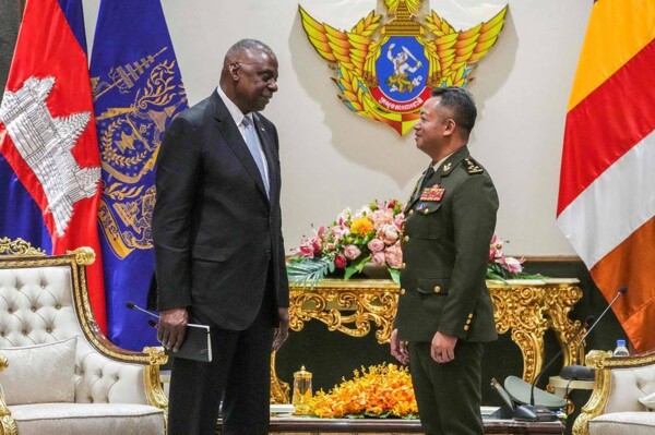 Министр обороны США встретился с камбоджийским премьер-министром в Пномпенье